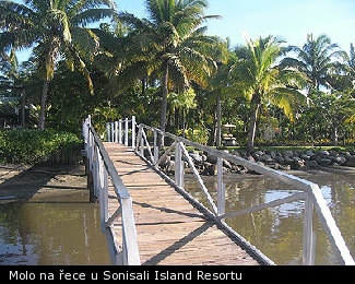 Molo na řece u Sonisali Island Resortu